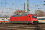 DB Lok 101 038-8 durchfährt den badischen Bahnhof.