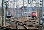  Alt  und Neu vereint:
Tele-Blick auf DBpbzfa 668.2 mit 146 559-0 DB und 101 041-2, die im Abstellbahnhof Dresden-Reick auf der Bahnstrecke Děčín–Dresden-Neustadt (Elbtalbahn | KBS 241.1) stehen.
[8.12.2018 | 12:55 Uhr]