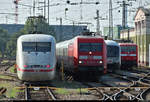 DB-Fernverkehrstreffen im Bahnhof Basel Bad Bf (CH):
401 ??? und 101 006-5 stehen in der Abstellgruppe selbigen Bahnhofs. Daneben sind, leicht versteckt, noch ein IC-Steuerwagen sowie 120 147-4 zu erkennen.
Weiter nach rechts konnte ich am Ende des Bahnsteigs leider nicht gehen.
[24.7.2019 | 18:12 Uhr]