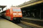 Am 17.09.1998 prsentierte sich 101 043-8 fast ein Jahr nach ihrer Indienststellung (10.10.1997)im Auslieferungszustand. Hier mit dem 17 Minuten verspteten IR 2457 von Aachen nach Weimar im Hauptbahnhof Erfurt.