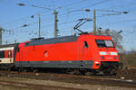 DB Lok 101 068-5 fährt beim badischen Bahnhof ein.