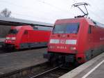 Zwei Loks der BR 101 begegnen sich am 15.02.2004 im Stuttgarter Hauptbahnhof.