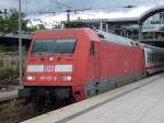 Lok 101-127-9 steht abfahrbereit in Main Hbf zur Weiterfahrt nach Chur mit EC 101. Auf dem Weg von Koblenz bis hier her hatte sie aus 15 Minuten nur noch 10 Minuten Versptung geschafft.
Mainz der 24.7.07.