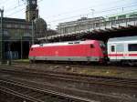 Br 101 001 mit IC 2371  fhrt in den Hamburger Hbf ein (26.7.2007)	