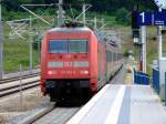 RE 4040 geschoben von 101 054 bei der Ausfahrt aus Kinding, aufgenommen am 28.07.2007.