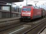 Aufgrund Lokmangels bei Railion kam wohl 101 090-9 zu diesem Gterzug. Sie durchfhrt hier gerade den Braunschweiger Hbf.