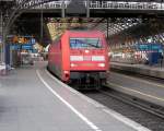 E-Lok 101 033-9 hat in Koblenz den IC 435 nach Norddeich Mole bernommen, hier steht sie abfahrtbereit im Hauptbahnhof von Kln am 05.11.07.