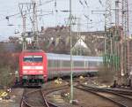 101 052-9 zieht den IC434 von Norddeich Mole nach Luxembourg in den Duisburger Hbf rein.