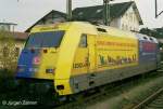 E 101 100-6 mit Werbung  Legoland  und  macrolon  steht im Okt. 2003 in Itzehoe und wartet auf ihren nchsten Einsatz.