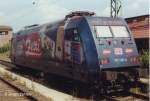 E 101 138-6 mit Werbung  Zetti  steht abgebgelt in Itzehoe und wartet auf ihren nchsten Einsatz(Aug. 2001).