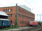 101-115 steht nach getaener Arbeit auf dem Abstellgleis vor einem Bahn-Mitarbeitergebude am Koblenzer Bahnhof.