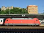 DB 101-023 steht am 2.7.08 mit IC 431 nach Emden Auenhafen am Gleis 8 des Koblenzer Hbf. bereit zur Abfahrt. (08.51 Uhr)
Im Hintergrund zu sehen ist das Fort Konstantin.
Fotographiert vom Gleis 5 aus in Koblenz.