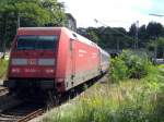 101 032-1 (Unsere Zge schonen die Umwelt...) schiebt ihren Intercity durch Stuttgart-Feuerbach. 18. August '08