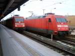 101 115-4 und 101 025 (ohne Kontrollziffer) stehen am 25.12.2008 auf Gleis 6 und 7 im Hauptbahnhof Magdeburg. Der linke Zug fhrt nach Leipzig, der rechte nach Oldenburg.