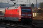 33 Minuten Marburg Hauptbahnhof (XV). Konzentration ist beim Lokfhrer der 101 089-1 angesagt, denn der Zug muss an der richtigen Stelle zum Stehen kommen. Je nachdem wo der Zug zum Stehen kommt, gibt es Engpsse, denn bei einer ungenauen Bremsung drngeln sich alle Fahrgste am Anfang oder dem Ende des Zuges. Heute wird der Lokfhrer aber die genaue Position treffen. Und wie immer wird es krftig nach Bremse stinken. (03. April 2009, 18:32)