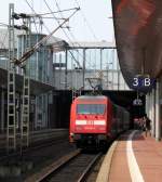 101 109-7 steht mit IC 2150 Stralsund - Dsseldorf Hbf in Kassel-Wilhelmshhe auf Gl. 3 und wartet auf die Weiterfahrt nach Warburg. Aufgenommen am 1.05.09.