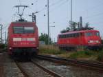 101 132 mit einem IC nach Norddeich Mole in Norddeich sie lsst 110 489 die kalt am 03.07.2009 in Norddeich streht rechts liegen 