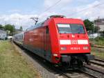 101 014-9 beschleunigt ihren IC 2327 gerade vom Wuppertaler Hbf kommend durch den S-Bahnhof Wuppertal-Steinbeck. 11.07.2009