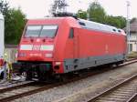 BR 101 030-5 hat im Juli 2008 leicht zerbeult mit ihrem IC den Bahnhof Binz auf Rgen erreicht.