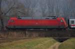 Herbstliches Lokportrait und Mitzieher: 101 109-7 im sprlich werdenden Grn und Licht. (Sept. 2009, Filsbahn)