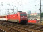 101 051 mit CD-Waggons als EC 177 Hamburg - Praha (Prag) bei Einfahrt in Dresden Hbf; im unteren Bereich  parkt  eine BR 143 - 26.04.2005  