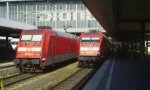 Br 101 044-6 links und Br 101 103-0 stehen neben einem zusmmengen Gekoppelten ICE der Br 402 zur Abfahrt in Mnchen Hbf bereit.