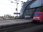 Berliner HBF und das Kanzleramt. Eine 101 wartet auf die Abfahrt zum Ostbahnhof. Sommer 2010.