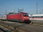 Die ziemlich dreckige 101 130-3 zog am 13.7.10 den IC 2871 aus Frankfurt(Main)Flughafen nach Dresden Hbf in den Leipziger Hbf.