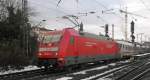 101 048-7 und Schwesterlok fuhren im Sandwitch mit IC am 3.1.11 in Bonn Hbf.