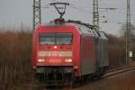 101 012 zieht am 16.1.11 MRCE ES 64 U2-014 durch Dsseldorf-Angermund