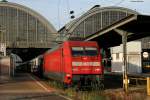 101 067-7 hat gerade den IC 360 (Mnchen Hbf-Strabourg) nach Karlsruhe gebracht und macht Platz fr 181 207, die den Zug nun bernimmt. 24.5.11