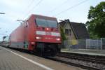 Am 29.05.2011 durchfhrt 101 115-4 mit dem IC 2036 nach Norddeich Mole den Haltepunkt Heidkrug.