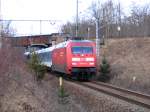 IR2285 Berlin Zoolog. Garten - Chemnitz Hbf unterquert im nrdlichen Teil des unteren Falkenberger Bahnhofs das ebenfalls sehr marode Kreuzungsbauwerk (Luth.-Wittenberg - Falkenberg/E.) aus Richtung. Da  IR2284 heute etwas spter kam, trafen sie sich erst sdlich von Falkenberg/E. auf der zweigleisigen Strecke n. Riesa. brigens ab 28.05.06 verkehrt der IR nun wirklich nicht mehr. Ersatz soll aber eine RE-Verbindung auf der vorjhrigen Strecke bringen!