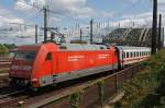 101 135-2 der DB AG schiebt einen IC am 07.08.2011 vom Hbf Kln in Richtung Hohenzollernbrcke.