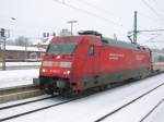 101 036-2 am 11.03.2006 in Ludwigslust. Es schneit stark. Die Lok hatte eine Delle zwischen den Puffern. Der IC aus Berlin nach Hamburg Hbf hatte 15 Min. Versptung.