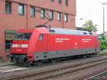 Schnellzuglok 101 038-8 am 31.5.2006 einsatzbereit vor dem Stellwerk am Koblenzer Hauptbahnhof.