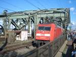 Hier die 101-079 die gerade den Klner hbf in Richtung Kln Deutz verlsst.
Es war der erste Tag im Jahr 2006 wo einigermassen gutes Wetter war und die Massen drengten sich ber die Hohenzollernbrcke in Kln.