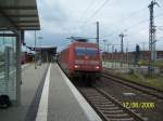 101 026 zieht gerade den EC 179 in den Bahnhof Wittenberge rein.