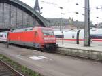 101 006-5 steht mit IC 2112 ( Stuttgart- Hamburg-Altona) abfahrbereit auf Gleis 5in Kln HBF. Im Hintergrund steht ein unbekanter ICE T, in Kln ein ehr seltener Gast.