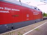 Seite der 101 051-1 beim Halt in Elmshorn.