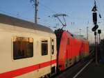 Baureihe 101 in Mnster Hbf.Die Sonne steht tief und spiegelt sich in den scheiben.