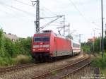 101 061-0 wird in Krze mit ihrem Zug den Bahnhof Emden Hbf erreichen.