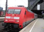 Im Herbst 2005 erstrahlt 101 030 vor einem IC im Klner Hbf. Aufgenommen von Gleis 6-7.