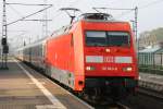 101 043-8 mit IC bei der Durchfahrt durch den Bf. Hagenow Land 10/2006