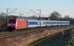 Mit dem EC 176 am Haken rollt 101 053 am 11.01.14 durch Zeithain Richtung Falkenberg(E).