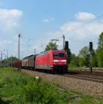 101 069 mit einen gemischten Güterzug am Haken fährt am 29.04.2014 durch Leipzig-Thekla.