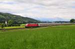 Die 101 063-6 der DB schiebt einen Personenzug auf der Strecke zwischen Prien und Rosenheim bei Mauerkirchen 05.07.14.