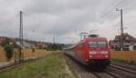 101 040 durchfährt Ebersbach ohne Halt.  An diesem 1.9.14 hatte der Zug Verspätung (ca. 20 Min), sodass der RE19228 vorgelassen, jedoch hier in Ebersbach überholt wurde. 
Fotographie wurde vom Bahnsteigende aus angefertigt.