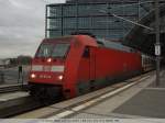 101 079 mit dem IC aus Mnster (Westfalen) wartet auf die Weiterfahrt nach Berlin Ostbahnhof.
