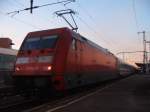 In der Abenddmmerung steht am 04.02.07 die ehemalige THW-Werbelok, die BR 101 014-9, mit einem InterCity von Karlsruhe HBF nach Nrnberg HBF im Bahnhof Aalen.